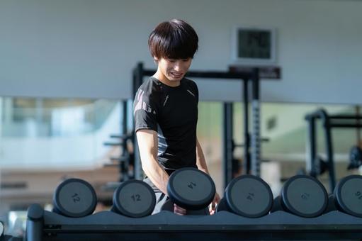 スポーツジムでトレーニングをする若い男性 スポーツジム,フィットネス,ダイエットの写真素材