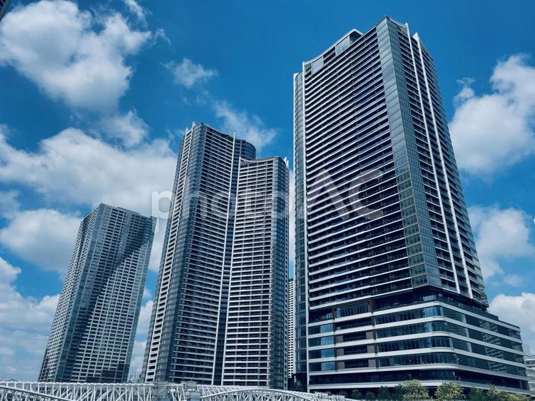 タワーマンションのある都市風景ら タワーマンション,街並み,風景の写真素材