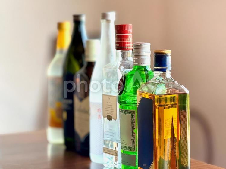 並んださまざまな酒瓶 酒,瓶,ウイスキーの写真素材