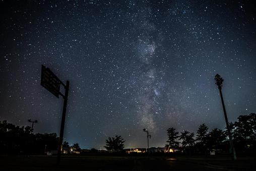 看板シルエットと天の川 看板シルエットと天の川 星空,天の川,天体の写真素材