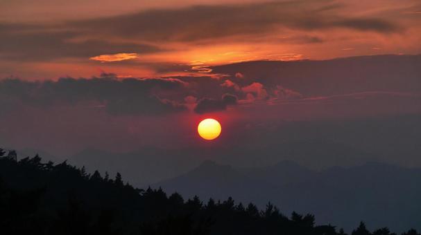 山間の夕陽1 山間の夕陽1の写真