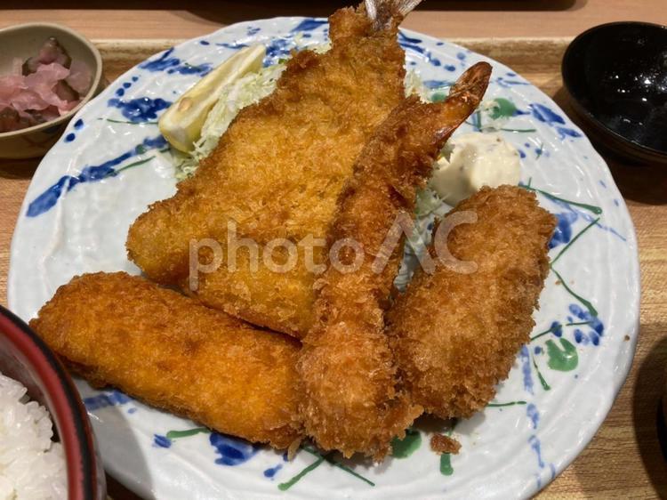 揚げ物定食 アジフライ,エビフライ,イカフライの写真素材