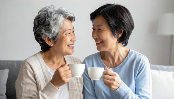 お茶を飲むシニアとミドル女性の写真