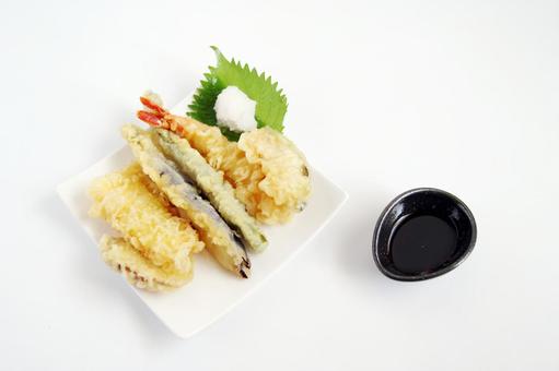 天ぷら盛り合わせと醤油 天ぷら盛り合わせと醤油 天ぷら,盛り合わせ,野菜天ぷらの写真素材