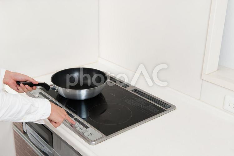 IHキッチンとフライパンで料理するイメージ イメージ,オール電化,キッチンの写真素材