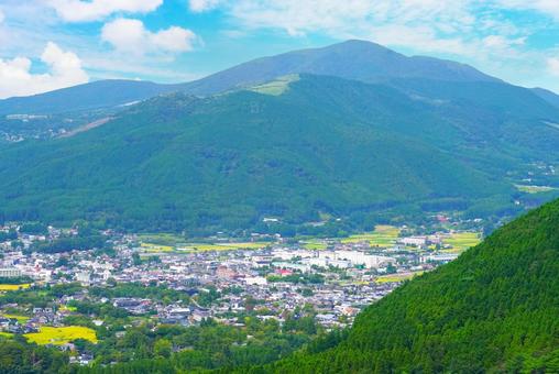 山のふもとの町 山のふもとの町 山,町,集落の写真素材