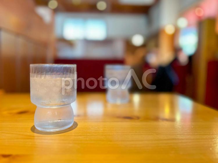 テーブルの上に置かれた水の入ったグラス カフェ,喫茶店,グラスの写真素材
