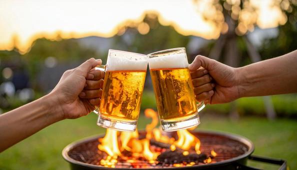 ビールで乾杯するバーベキュー ビールで乾杯するバーベキューの写真
