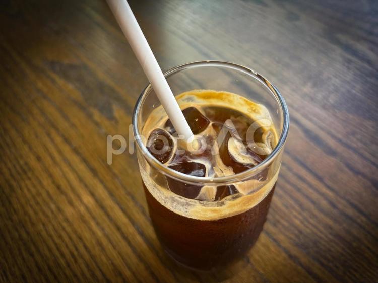 美味しそうなアイスコーヒーと紙ストロー アイスコーヒー,コーヒー,カフェの写真素材