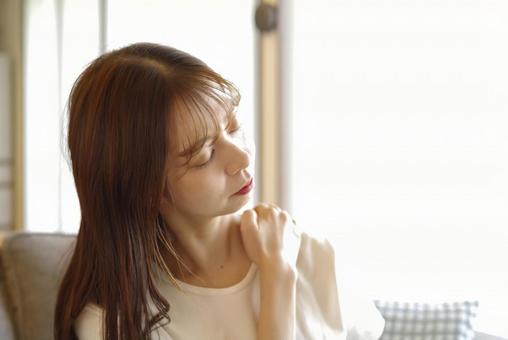 肩こりが辛そうな女性 肩こりが辛そうな女性 肩こり,首こり,首の痛みの写真素材