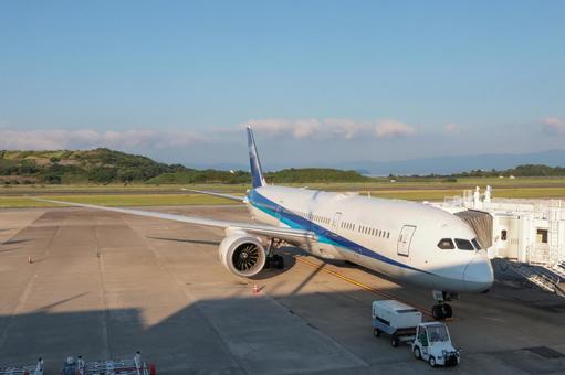朝焼けの中、長崎空港の飛行機 朝焼けの中、長崎空港の飛行機 飛行機,航空機,旅客機の写真素材