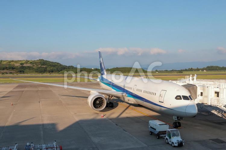 朝焼けの中、長崎空港の飛行機 飛行機,航空機,旅客機の写真素材