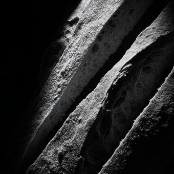光と影に照らされたバゲットのモノクロ写真 光と影に照らされたバゲットのモノクロ写真の写真