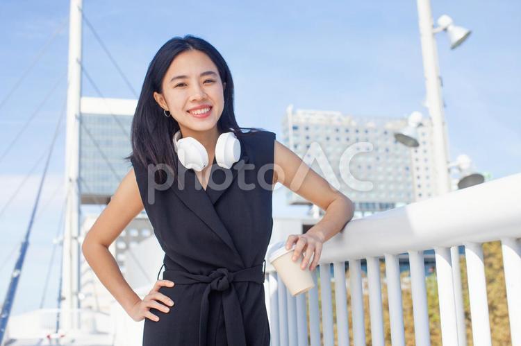 コーヒーを持ちカメラ目線の笑顔女性 女性,コーヒー,飲み物の写真素材