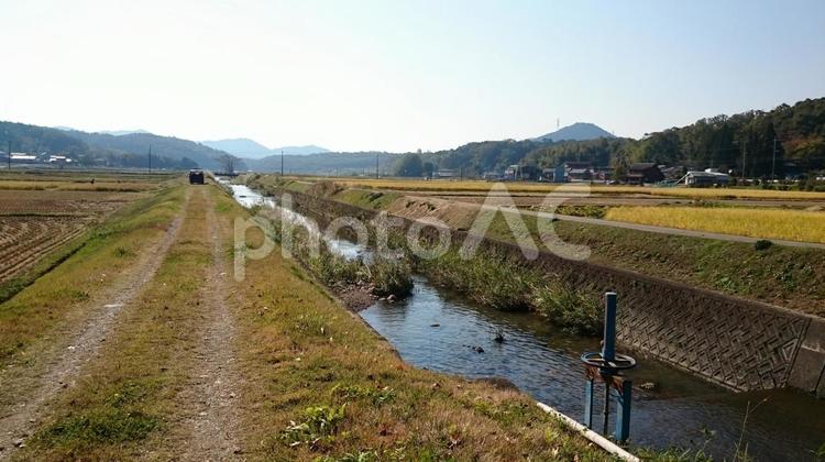 田舎の一級河川(秋) 川,散歩,田舎の写真素材