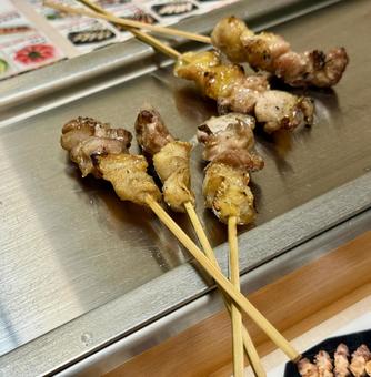 居酒屋で食べる焼き鳥 居酒屋で食べる焼き鳥の写真