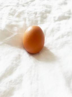 リネンの上の赤玉 リネンの上の赤玉の写真