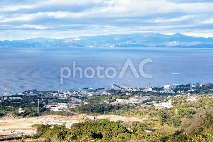 伊豆大島の元町と対岸の伊豆半島 伊豆大島,伊豆半島,伊豆諸島の写真素材