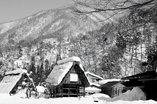 雪の白川郷 白黒,合掌造り,茅葺き屋根の写真素材