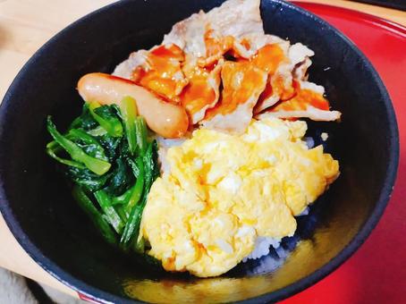 肉と卵とほうれん草の三色丼 丼もの,豚肉,ウインナーの写真素材