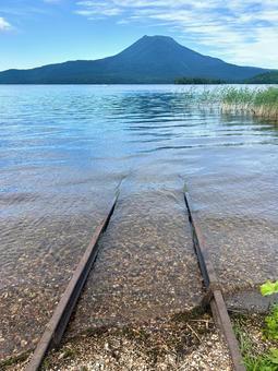 湖へと続く線路 湖へと続く線路の写真