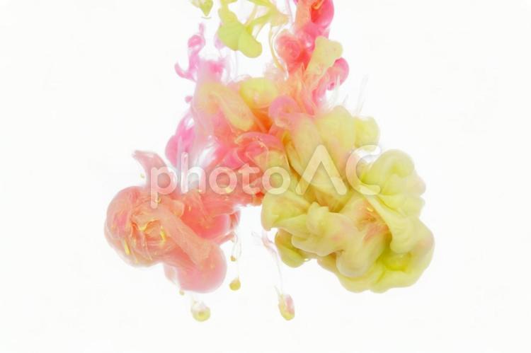 水中に広がるカラフルな絵具 アート,水彩,背景素材の写真素材