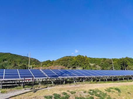 田園地帯のソーラーパネル　太陽光発電 ソーラーパネル,太陽光発電,ソーラー発電の写真素材