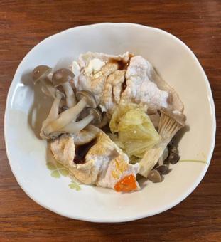 R7.10.23 しゃぶしゃぶ鍋の取り皿 R7.10.23 しゃぶしゃぶ鍋の取り皿 取り皿,しゃぶしゃぶ鍋,しめじの写真素材