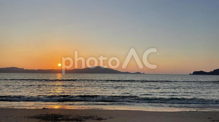 浜辺から日暮れの様子を見る 夕陽,夕焼け,日暮れの写真素材
