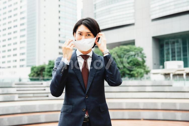 マスクをするビジネスマン マスク,ビジネスマン,ビジネスの写真素材