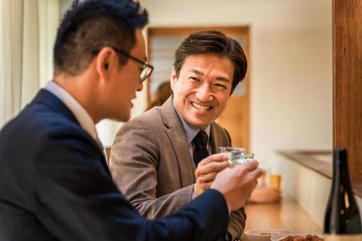 居酒屋・飲み屋でお酒を飲むビジネスマン 居酒屋,飲み屋,カウンターの写真素材