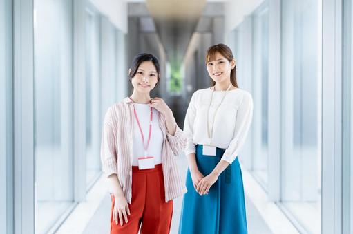 オフィスで働くビジネスウーマン オフィスで働くビジネスウーマン ビジネスウーマン,若い女性,ビジネスの写真素材