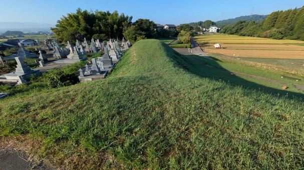 小矢部市の若宮古墳の墳丘からの眺め 小矢部市の若宮古墳の墳丘からの眺めの写真