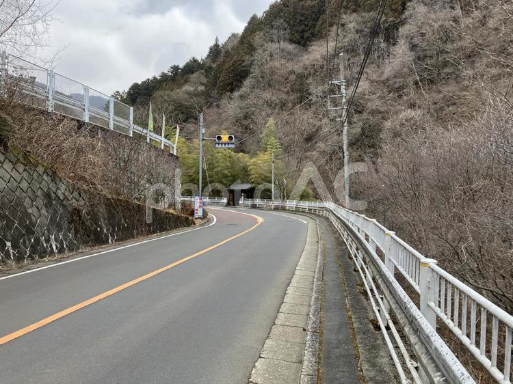 数馬の湯バス停小屋の風景 数馬の湯,バス停,小屋の写真素材