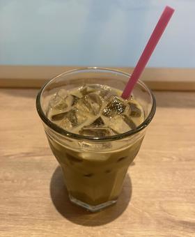 カフェで飲む冷たいカフェオレ カフェで飲む冷たいカフェオレ アイスカフェオレ,カフェオレ,カフェの写真素材