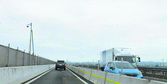 東名高速道路 シフト工事中で狭い道幅 東名高速道路 シフト工事中で狭い道幅 シフト工事,狭い,道幅の写真素材