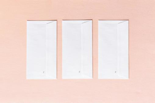 横に並べた3枚の白い封筒(ピンク背景) 横に並べた3枚の白い封筒(ピンク背景) モックアップ,物撮り,封筒の写真素材