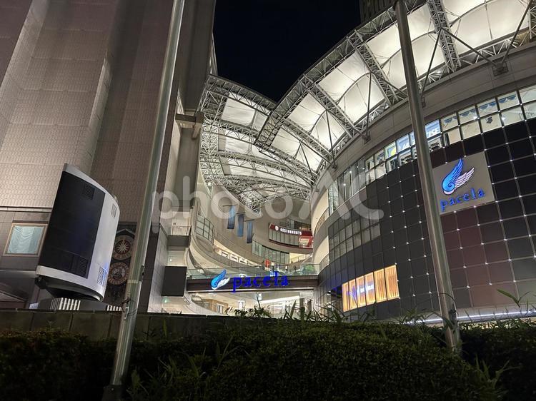 夜の街中を散歩して 建物,夜景,夜間の写真素材