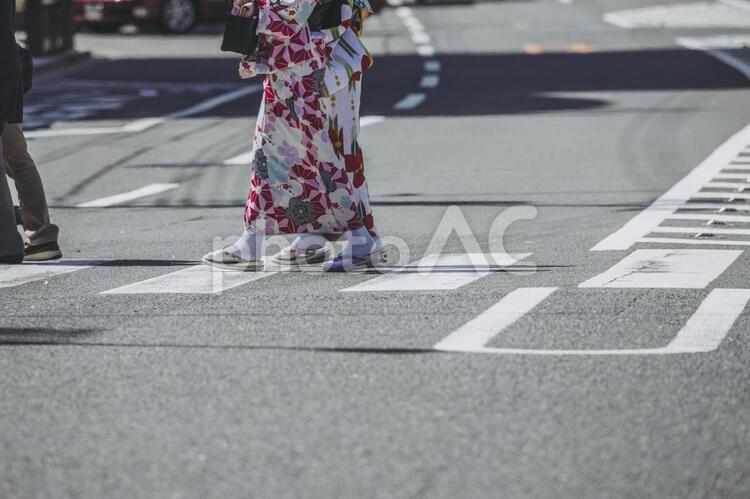 横断歩道を渡る人の足元 京都,京都府,観光の写真素材