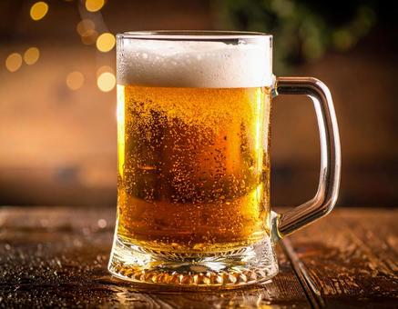 酒場と冷えたビールのジョッキの写真