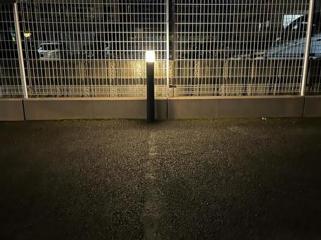 夜明け前の照明とフェンス 夜明け前,照明,フェンスの写真素材