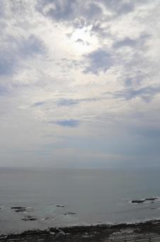 堀切峠 海岸 海 曇り空 太陽 堀切峠 海岸 海 曇り空 太陽 空,雲,曇りの写真素材