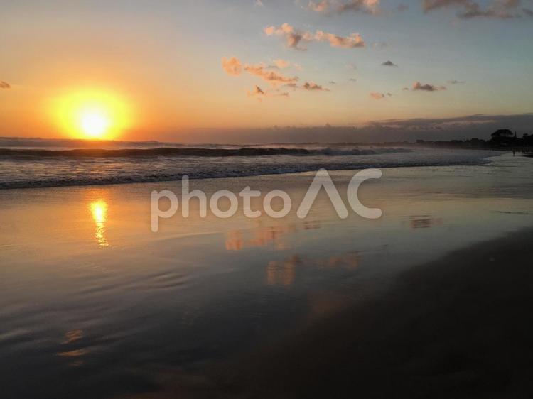 まったりとした海 海,夕日,夕暮れの写真素材