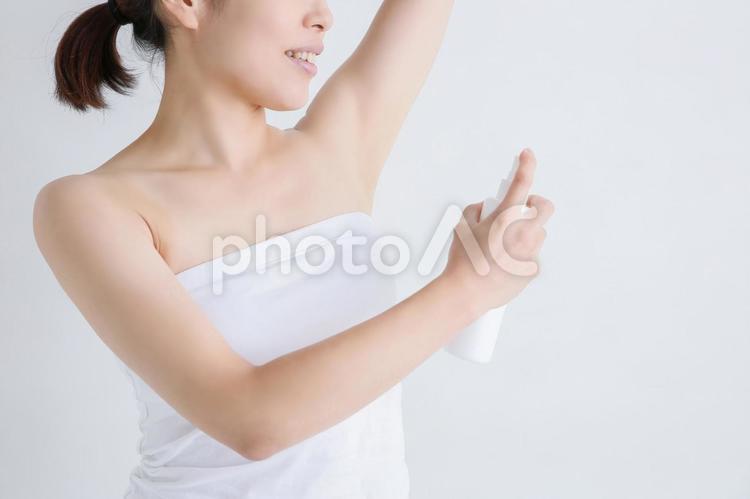 女性の脇にスプレー スプレー,脇,笑顔の写真素材