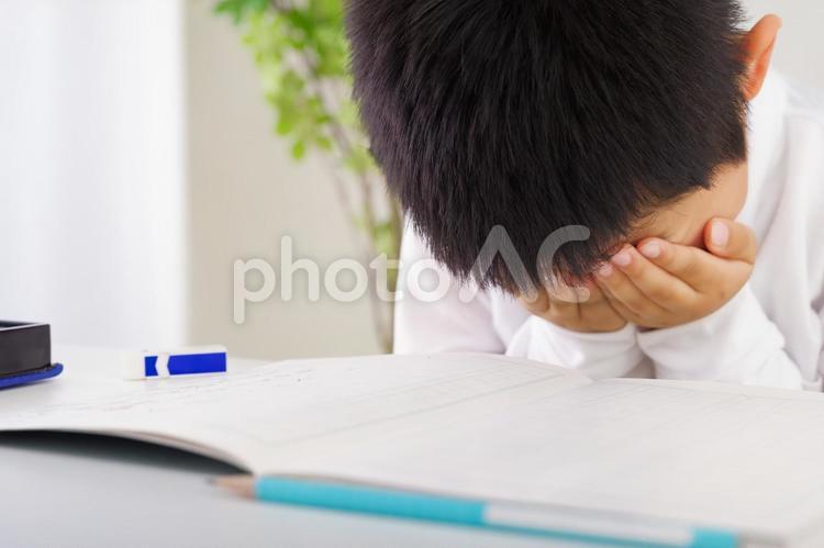 勉強が辛そうな男の子 勉強,宿題,頑張るの写真素材