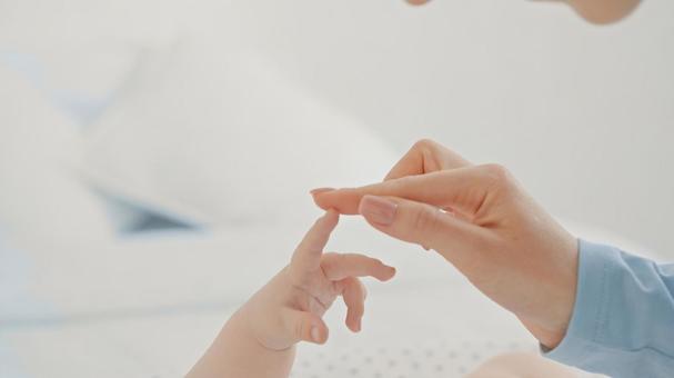 赤ちゃんの指にタッチする大人の指 赤ちゃんの指にタッチする大人の指 指,タッチ,触るの写真素材