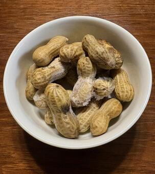 R7.12.01　自家栽培の茹で落花生 夕食,茹で落花生,自家製の写真素材