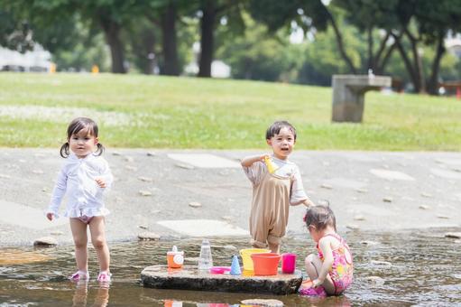 水遊びをする子供 水遊びをする子供 公園,男性,川遊びの写真素材