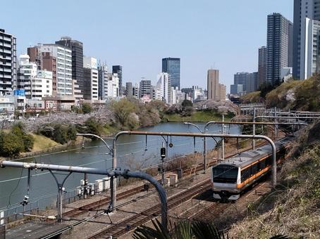 東京の電車 中央線とお堀 東京の電車 中央線とお堀 東京,電車,ビルの写真素材