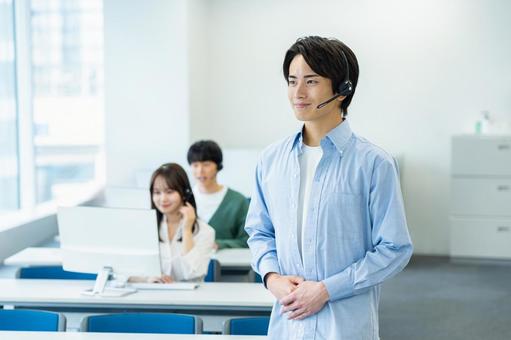 インカムで話すオペレーター オペレーター,コールセンター,笑顔の写真素材